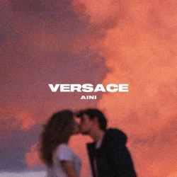 Обкладинка: Versace